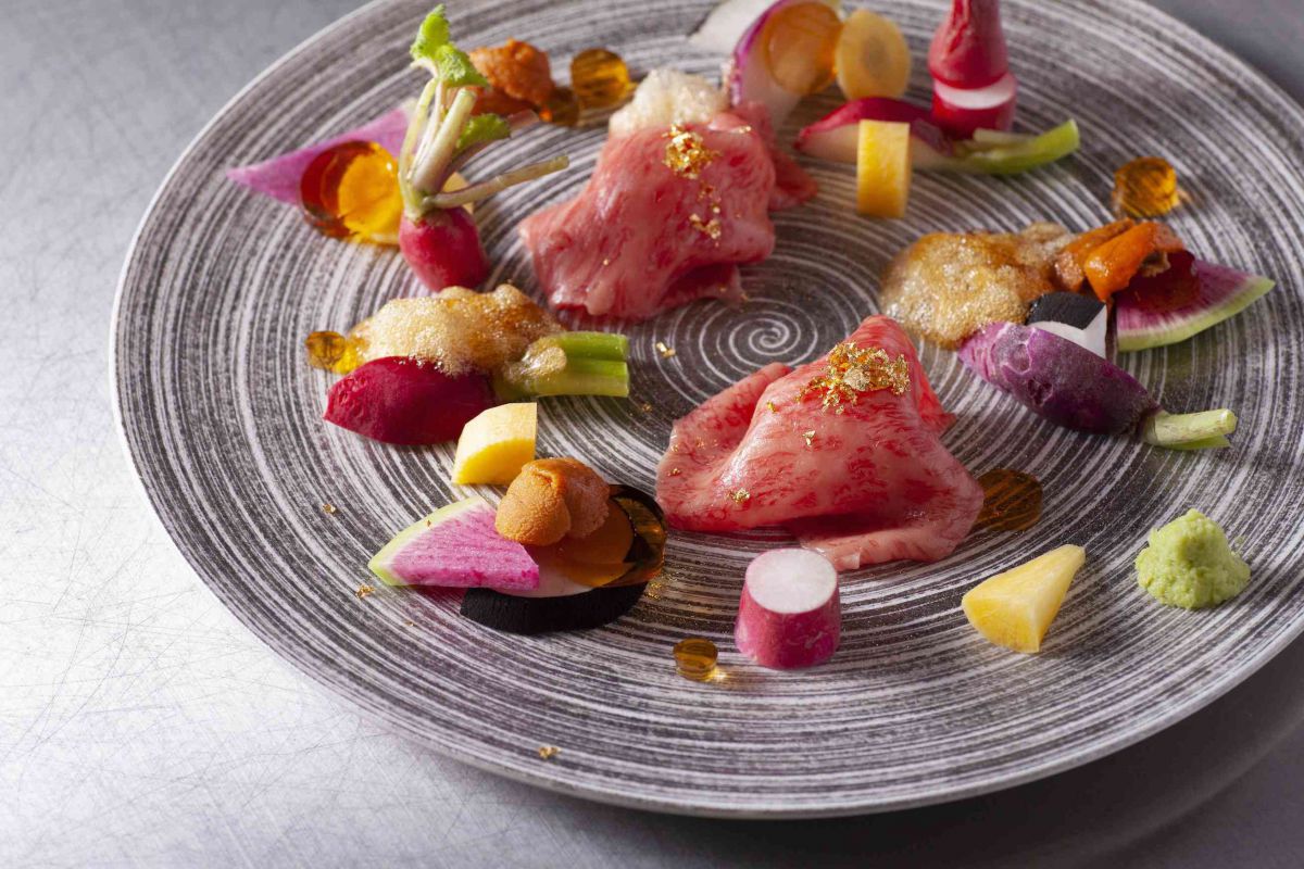 9階「ニュー松坂」 食べる宝石、ニュー松阪スタイル炙り寿司 2000円　 