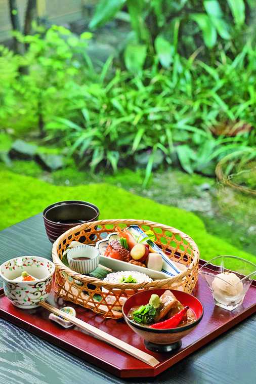 季節感を大切にした献立は日替わり。昼の人気メニュー、竹かご弁当 治部煮付3640円