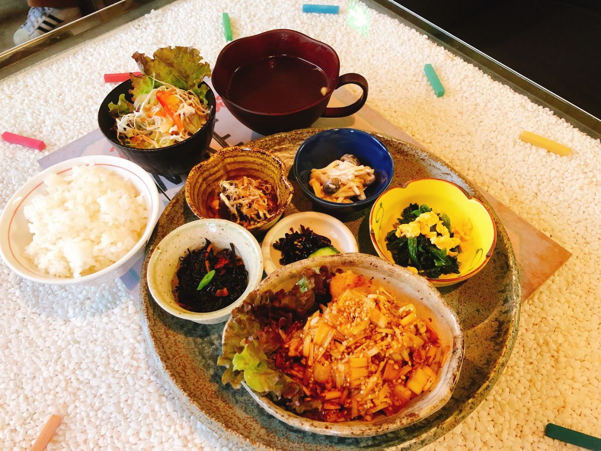 グリルチキン薬膳ランチ　1296円