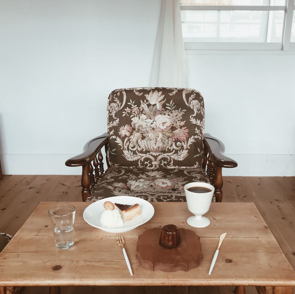 チーズケーキ400円、カヌレ250円（お昼前後のできあがり）、ホットコーヒー400円