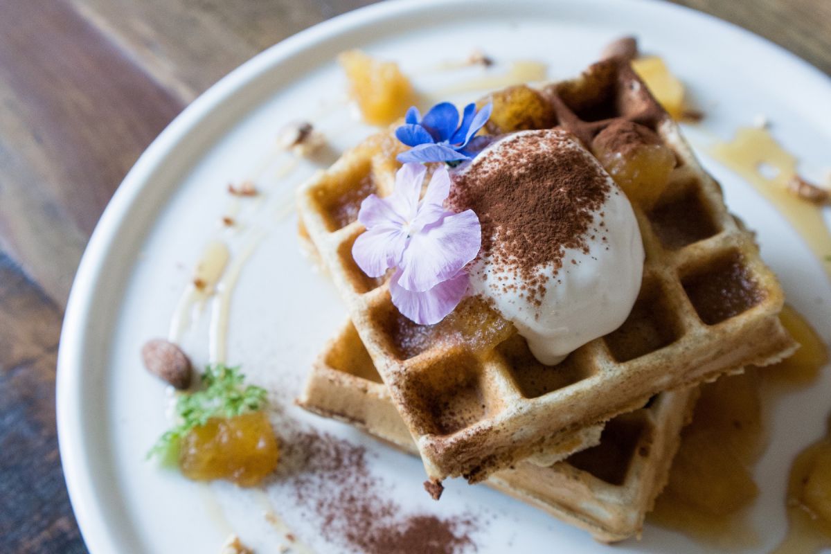 「自家製ワッフルとりんごのコンポート」1000円