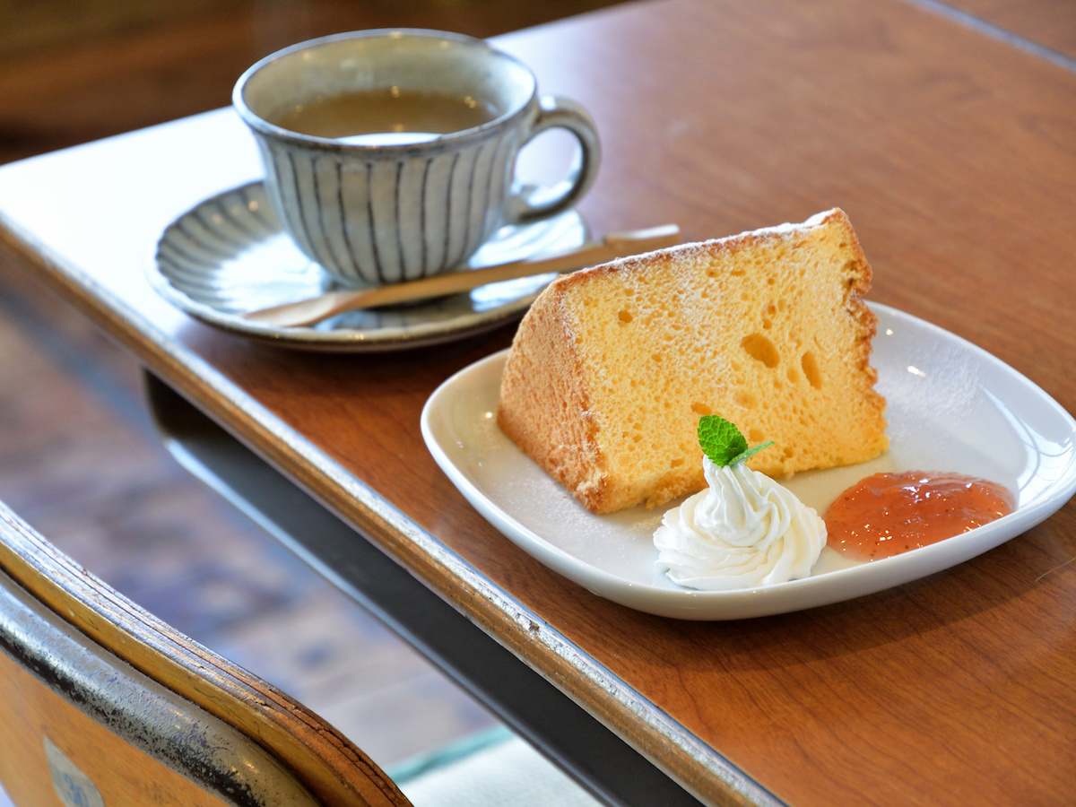 小学生気分で味わう、ふわっふわのシフォンケーキ。ドライブしてきたかいがありました。