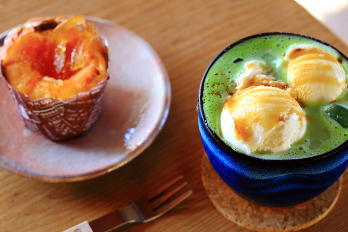 萩の夏みかんチーズケーキ390円、アイス抹茶オレフロート590円