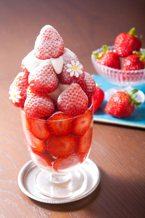 ⑩　いちごパフェ☆ w300_P0E.jpg