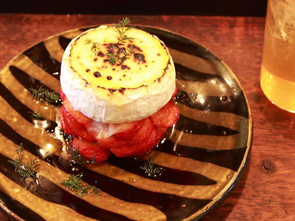 苺のバルサミコマリネ・とろとろ炙りカマンベール　950円