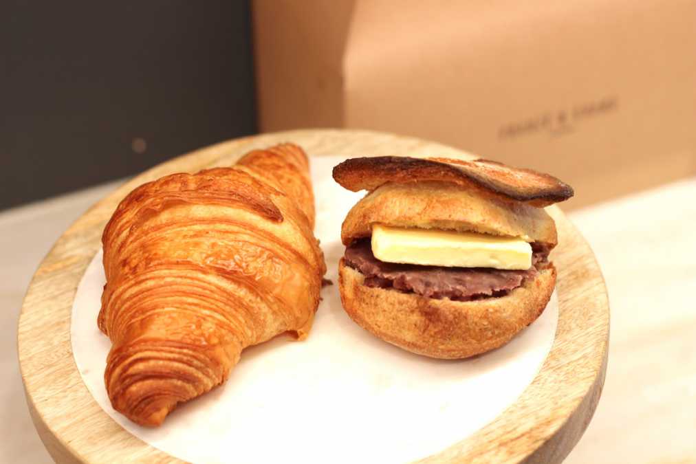 （左）クロワッサン 180円、（右）あんバターマッシュルーム 380円