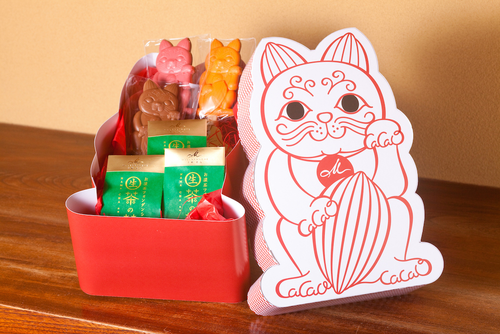 加加阿ちゃんのアソート箱（大）500円、（小）300円。写真は小に「生茶の菓」3個と「加加阿ちゃんスティックチョコレート」3本をセットして、計2127円（すべて税別）