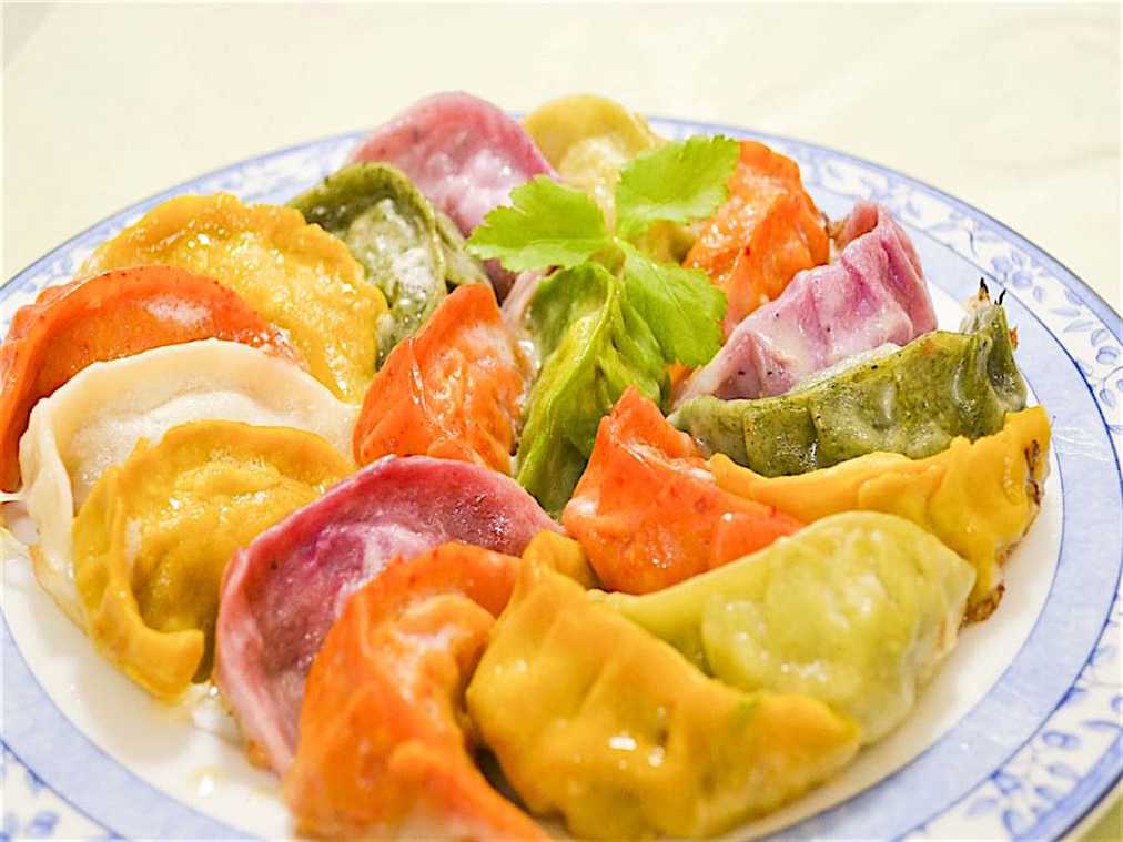 思わずスマホで撮りたくなる！台湾ママが作る愛情たっぷりカラフル焼き餃子