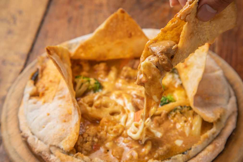 「夏野菜とチキンのカレードームピッツァ」1000円(税別)