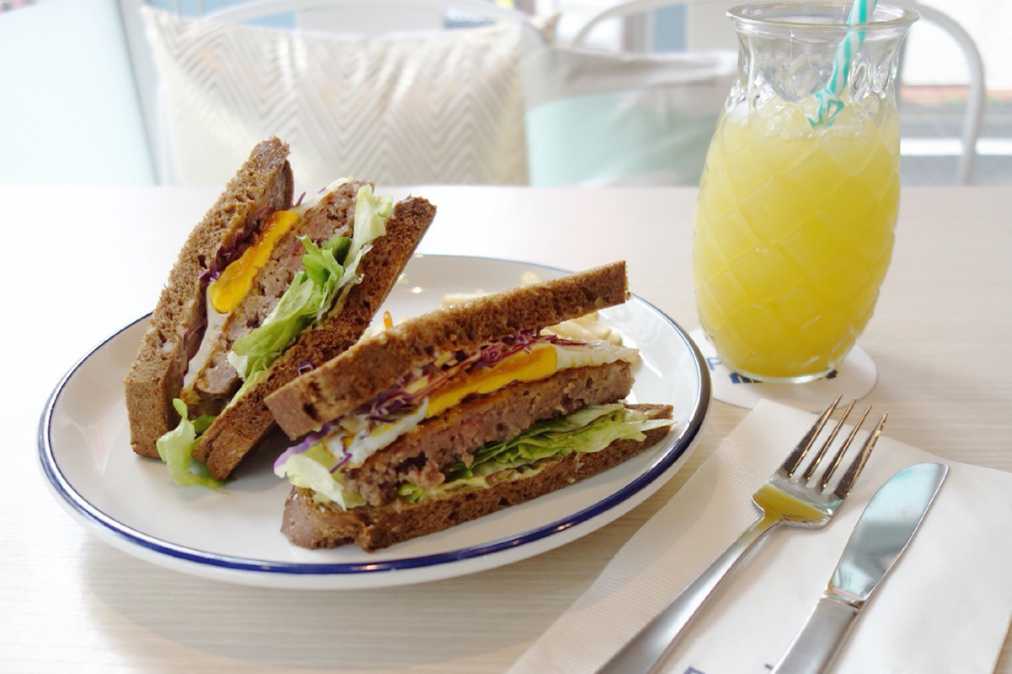 写真は「UMAMIビーフエッグサンド」980円（単品）