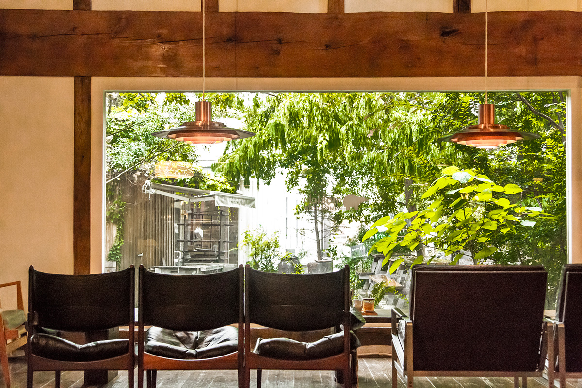 額縁のような窓から外のメタセコイアが眺められる特等席