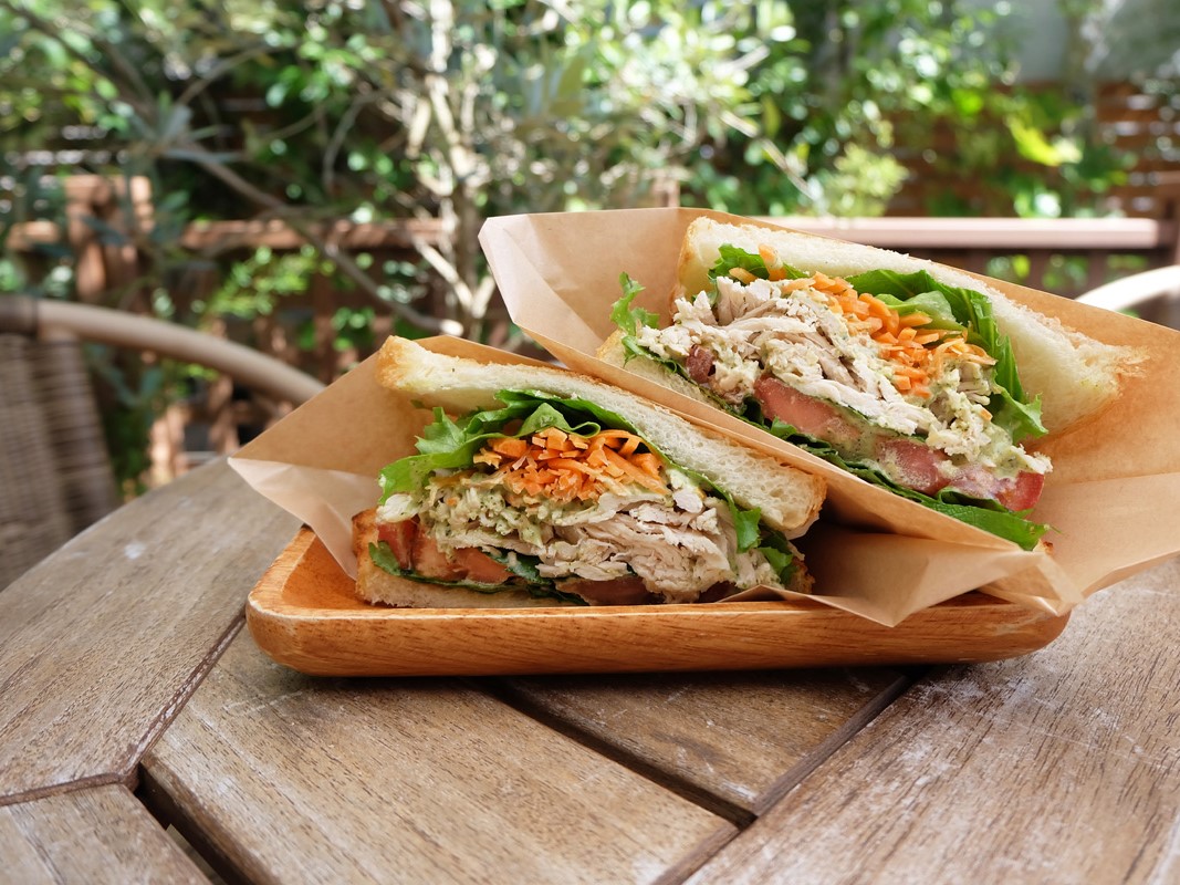 一軒家ガーデンでいただく、新鮮野菜のボリュームサンドに心躍る！