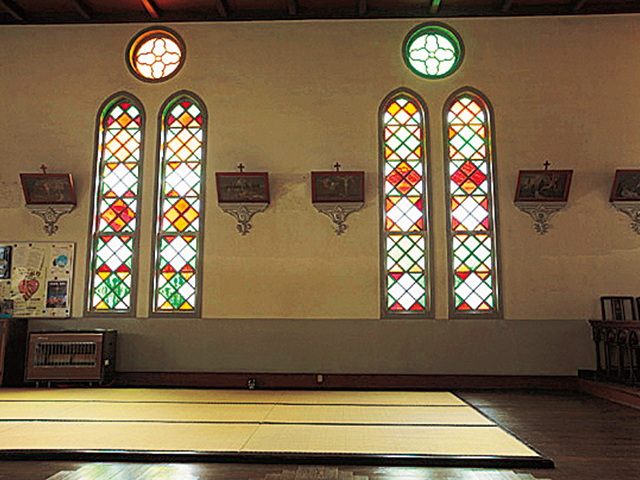 教会内のステンドグラスから七色の光が降り注ぐ