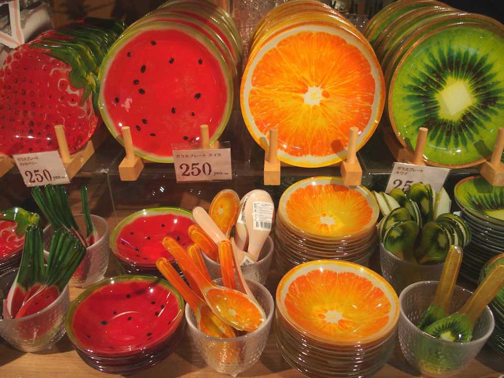 ALT:ガラスプレート 270円、ガラスボウル 173円、ガラスレンゲ 106円