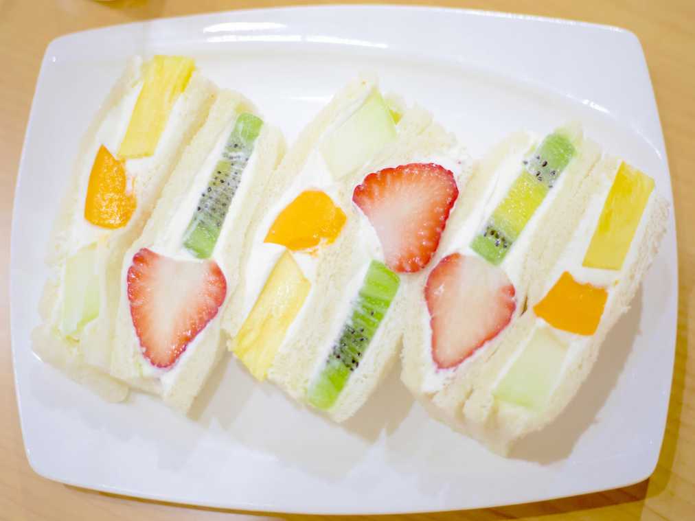 いつの時代も乙女の定番。ひと口で幸せになれる老舗果物店のフルーツサンド