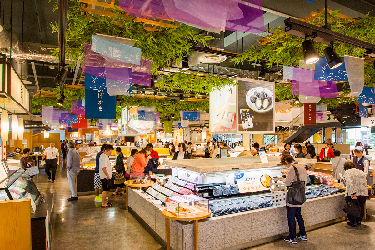 おみやげが買える「鈴なり市場」。試食もあり、平日でも大賑わい