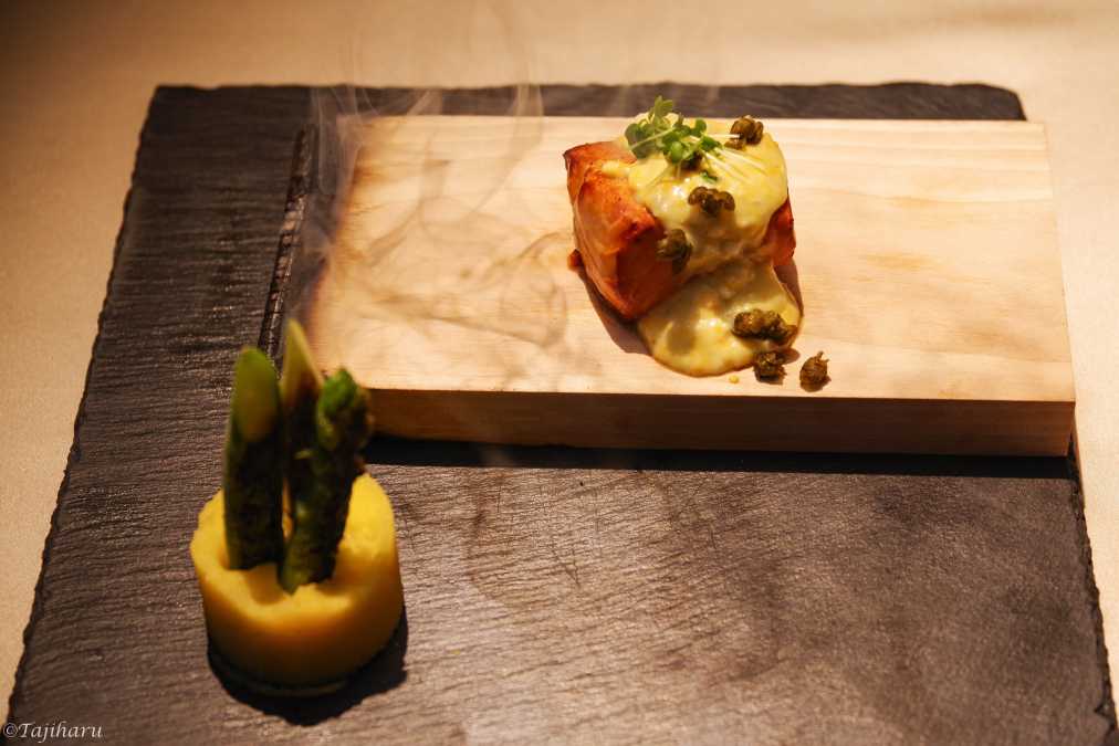 魚料理「キングサーモンのスモーク　桜の木の香り」