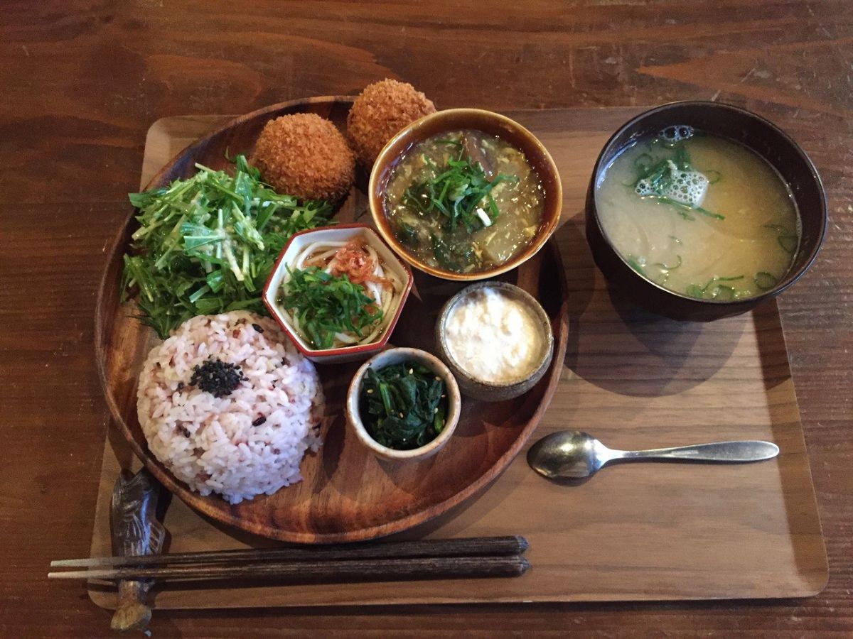 関西発プチトリップにおすすめ。ちゃぶ台が懐かしい古民家食堂で健康ランチ