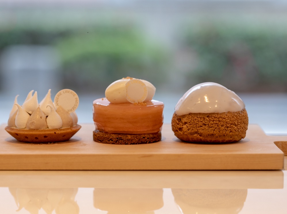 左から京都限定「ラ・グラース」560円、「タルト タタン」540円、「シュー ヴァニーユ」380円（すべて税込）