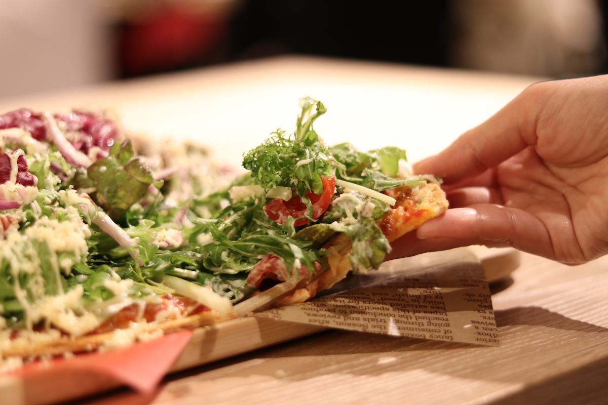 野菜のサラダピザ 1382円