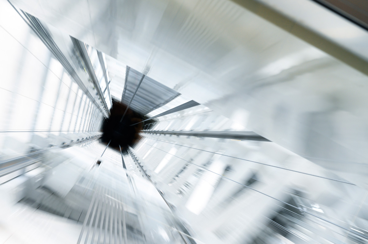 写真は天望デッキから最も高い天望回廊へのエレベーターで分速240m。天井の一部と前面がガラス張りなので、スピード感を目で見て実感できる