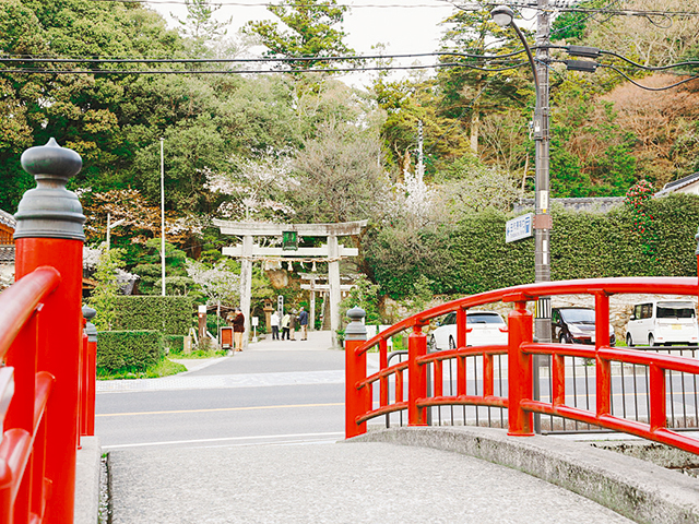 赤い太鼓橋で撮影スポットとしても人気。恋叶橋（宮橋）を渡ってすぐのところに玉作湯神社の鳥居