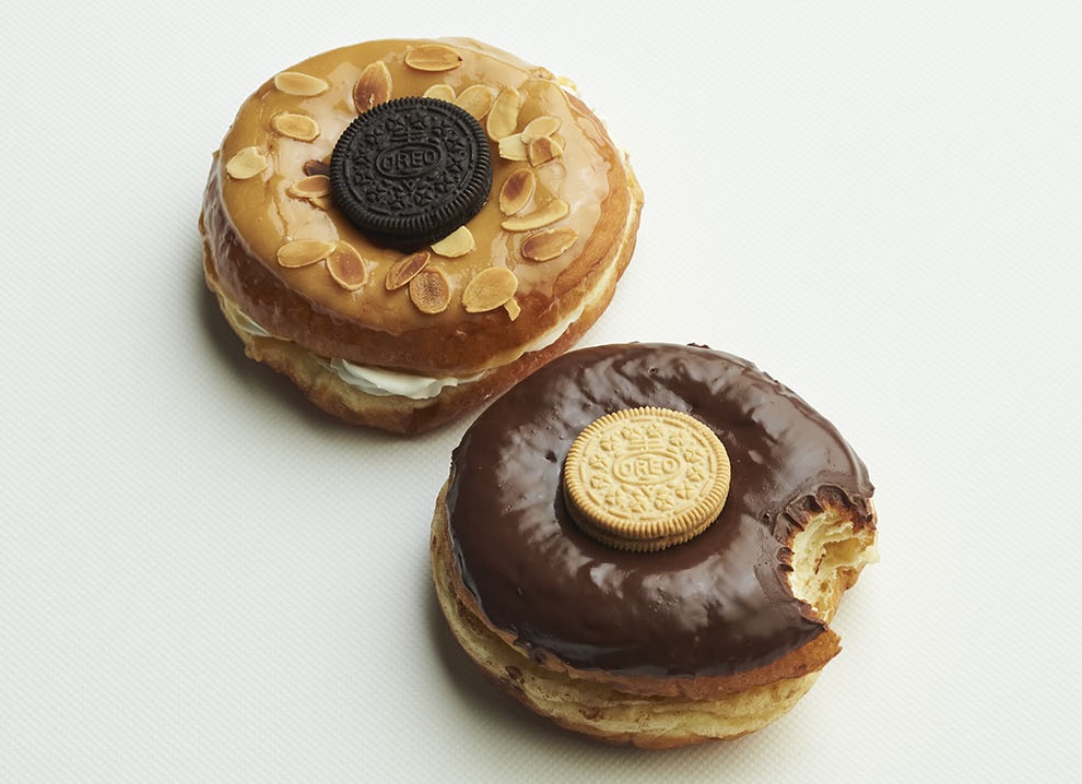 DUMBO Doughnuts and Coffee　 (左上)「OREO アーモンドキャラメル ドーナツ」540円、(右下)「OREO チョコレートドーナツ」540円