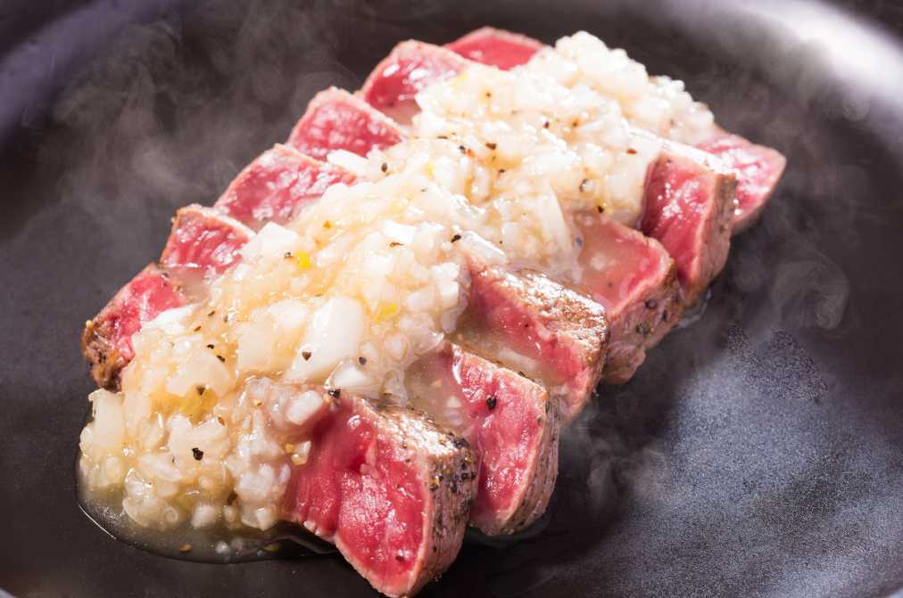 淡路島と喰らえの「淡路牛のステーキ～淡路産玉ねぎのネギ塩だれ～」1200円～