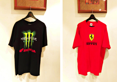 「黒Tシャツ」5940円、「赤Tシャツ」4860円