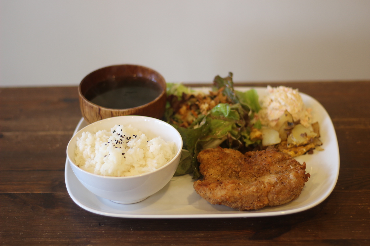 ごはんプレート・一枚肉のフライドチキン 900円