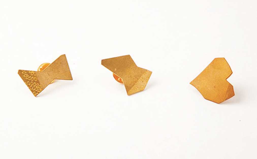 象嵌金工作家・竹松歩さんの金工ピンバッジ1個3240円