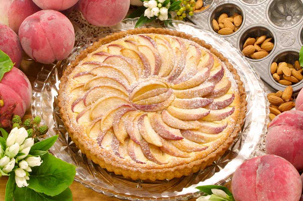 「桃とアーモンドのタルト」piece 671円 / whole (25cm) 6372円※横浜、浜松限定【7月1日(日)～7月6日(金)】