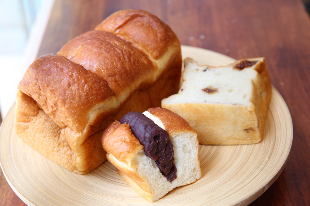 うパン（写真左から、山食400円、あんこ&有塩バター170円、白いちぢく&クルミ210円）