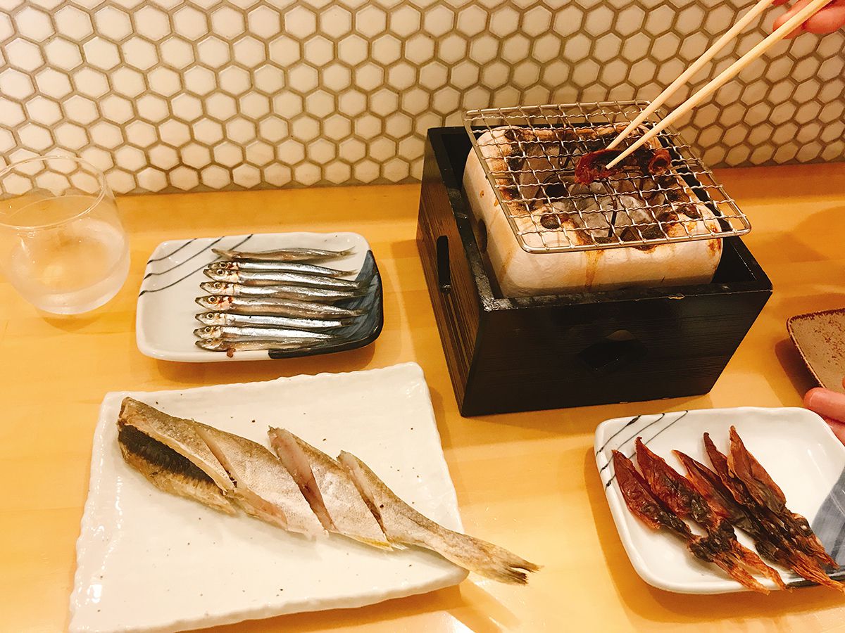 七輪焼き（写真左上から）きびなご　350円、干しほたるいか　300円、氷下魚（こまい）450円