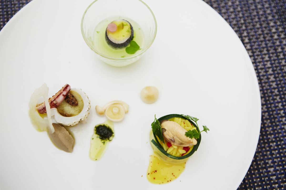アミューズ：剣先イカと茄子のタプナード、ムール貝とリゾーニ　アイオリソース、きゅうりのジュレに浮かぶポテトサラダのイワシのマリネ巻き