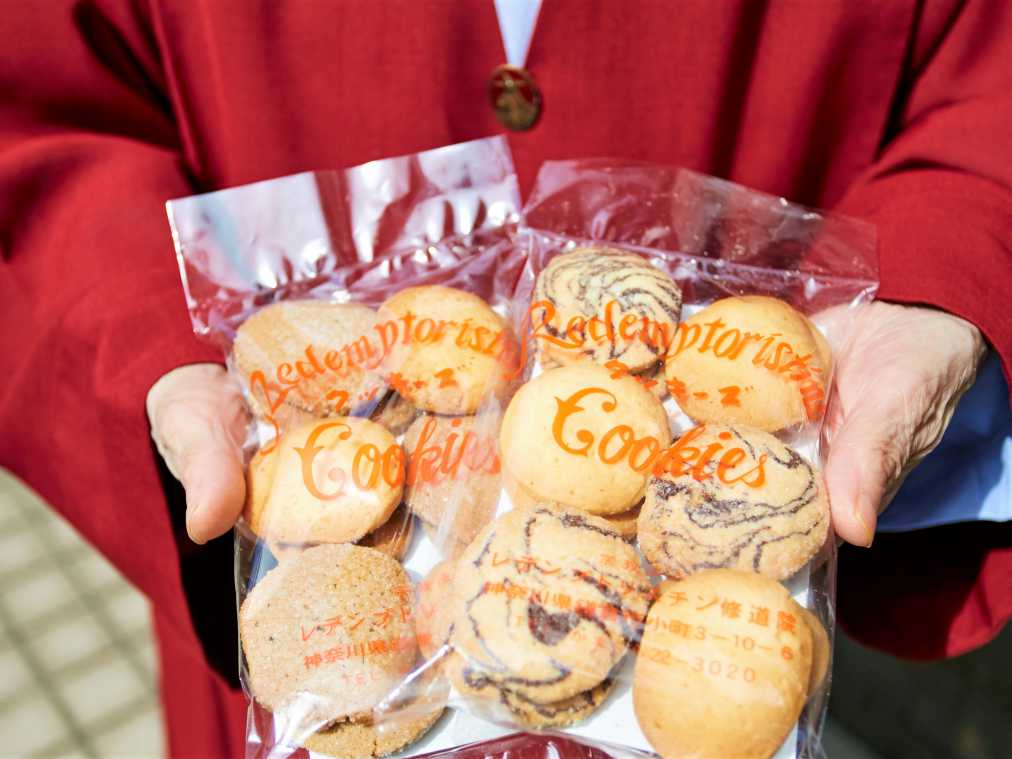 レデンプトリスチンクッキー（左：コーヒーとココナツ入り、右：ココアとミルク入り） 各360円