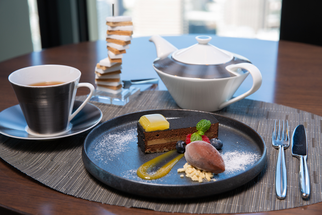 STARRY NIGHT 2052円（テイクアウトは1ピース1080円、ホール4212円）、紅茶（コンラッド大阪ティー）1296円　※サ別