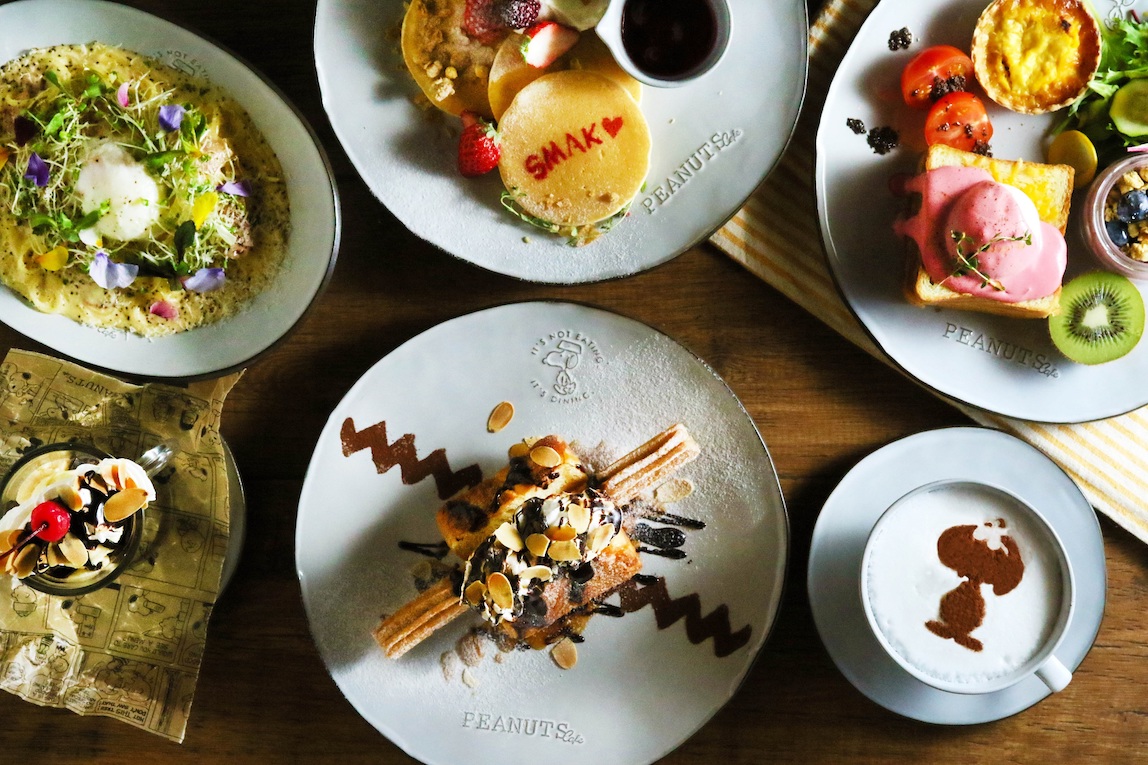 上中央から時計回りに「SMAK! のパンケーキ リコッタチーズクリーム添え」