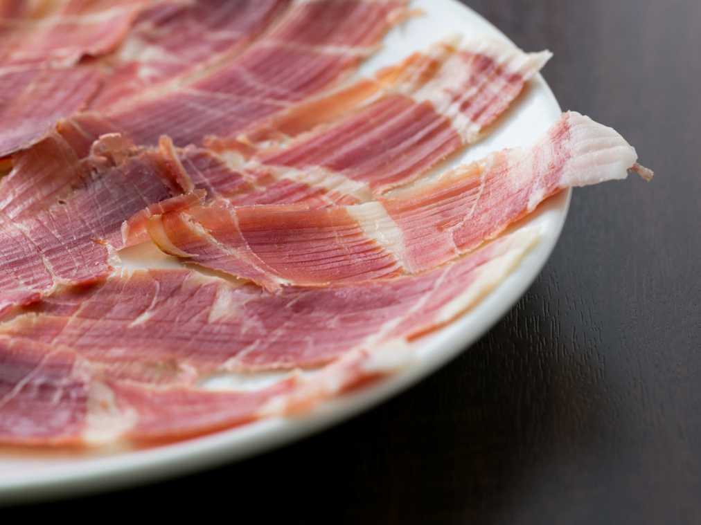 長崎の夜は生ハムとワインが新しい。おひとり様にもやさしいスペインバル