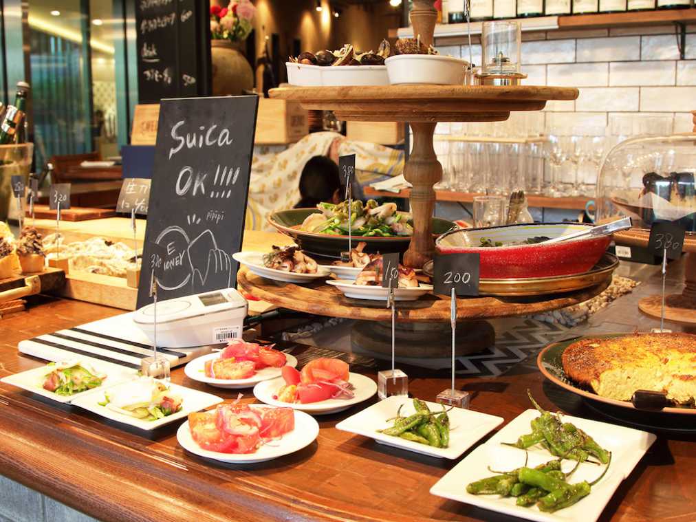 入り口に並ぶタパス（小皿料理）　280円〜