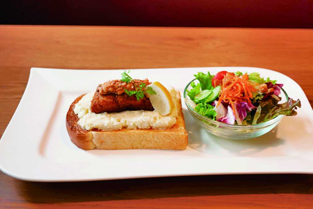 日光で育てられた八汐鱒のフライのオープンサンド1300円(サラダ付き)