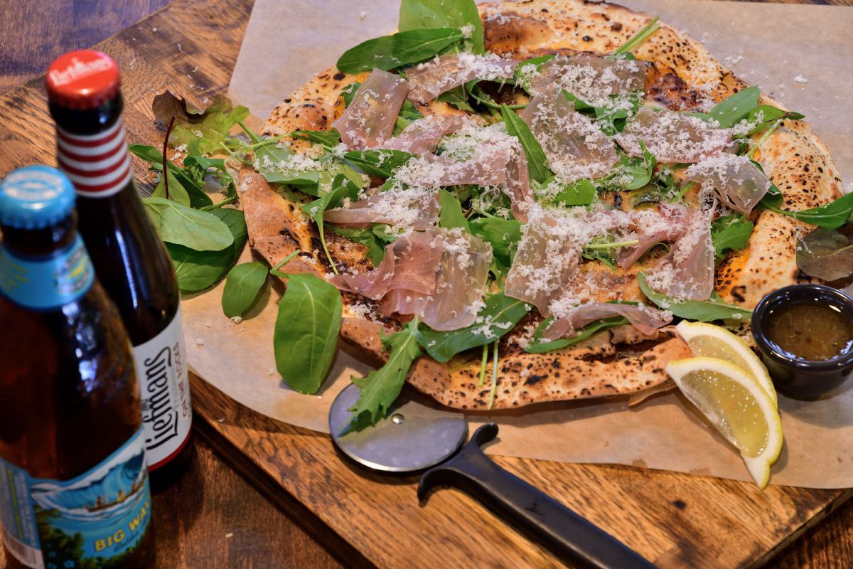 生ハムと生野菜のパルメザンピッツァ1,728円