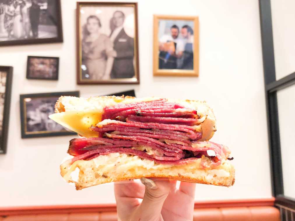 「WISE SONS TOKYO」で、サンフランシスコ発のジューシーなパストラミサンドをいただく！
