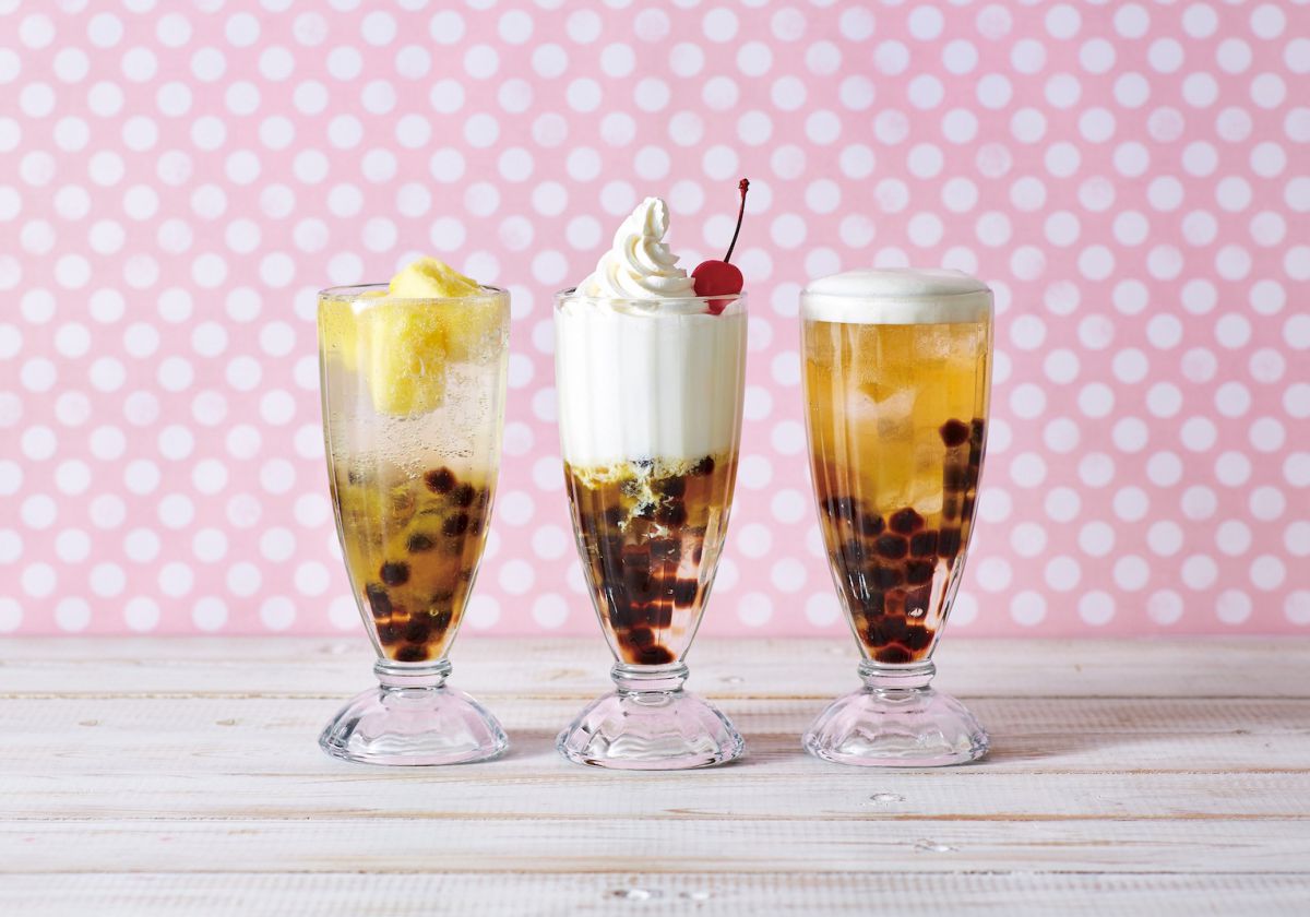 「タピオカ・ザ・ネクスト パインソーダ（左）」630円、「タピオカ・ザ・ネクスト パインミルク（中）」630円