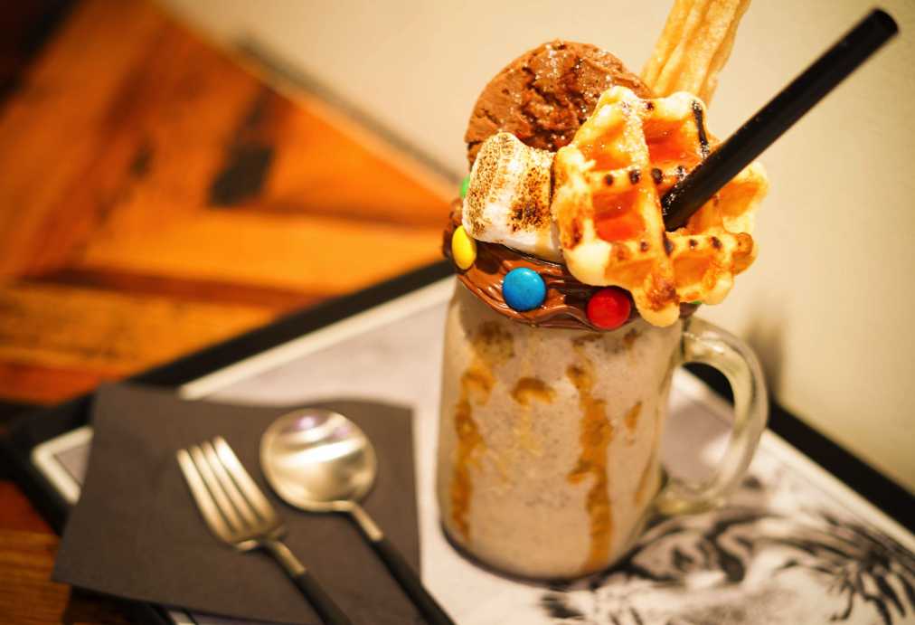 エクストリームシェイク（キャラメルカタストロフィー）　各880円