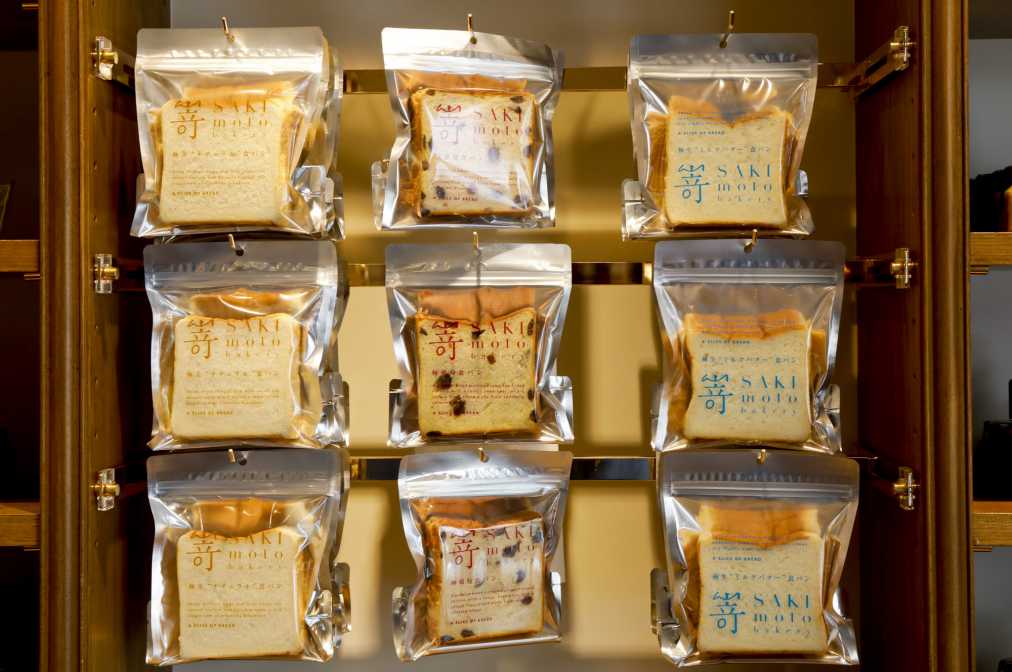 （右から）極生“ミルクバター”　300円、金曜限定・極葡萄食パン　350円、極美“ナチュラル”　280円