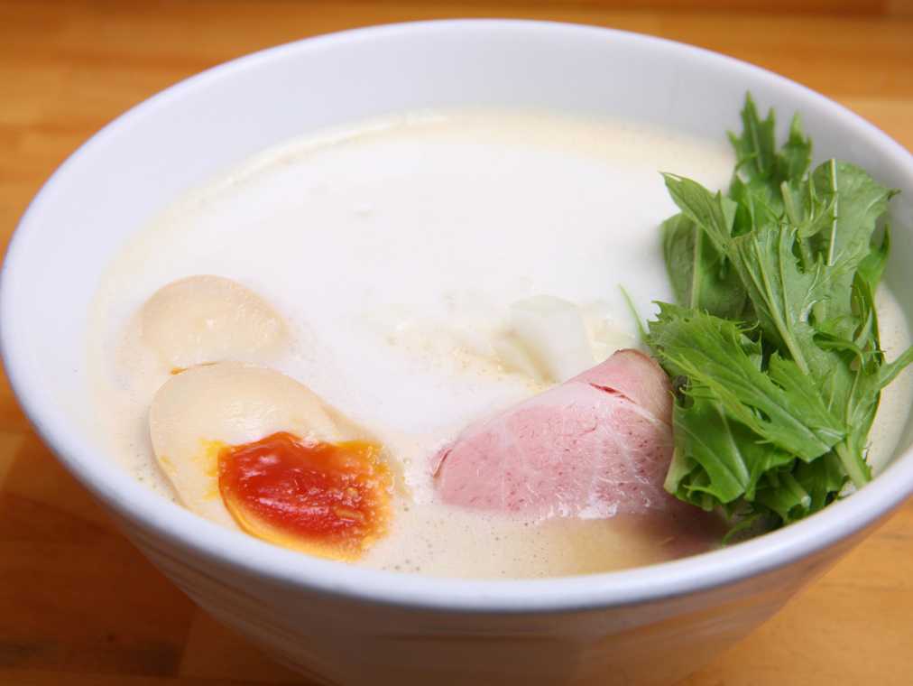 真っ白な「泡系ラーメン」は、ミシュランにも掲載された極上のおいしさ