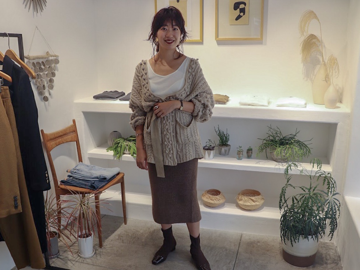 ニットカーディガン　1万9620円、ニットスカート　1万260円（12月発売予定）、ブーツ　1万9260円