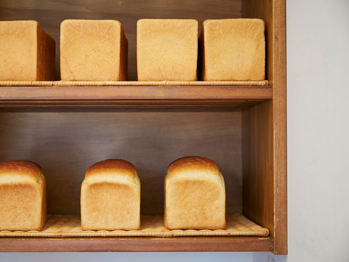 （上段）北海道の角食パン 1斤302円・1/2斤150円、（下段）Nブレッド1斤270円・1/2斤140円