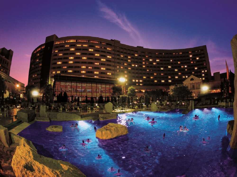 舞浜のシェラトンにオープン！“夜遊びを楽しむ空間”「ナイトプール」﻿